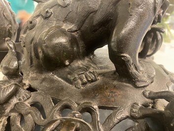 Een zeer grote Chinese bronzen wierookbrander, Xuande merk, Ming
